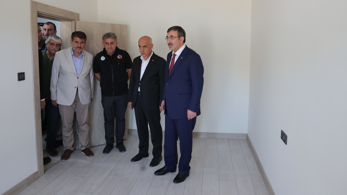 Cevdet Ylmaz deprem blgesinde: Balayan projelere yenileri eklenecek