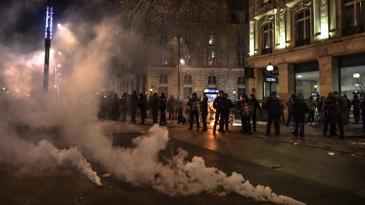 Fransa'da toplu tama 21.00'den itibaren yasakland