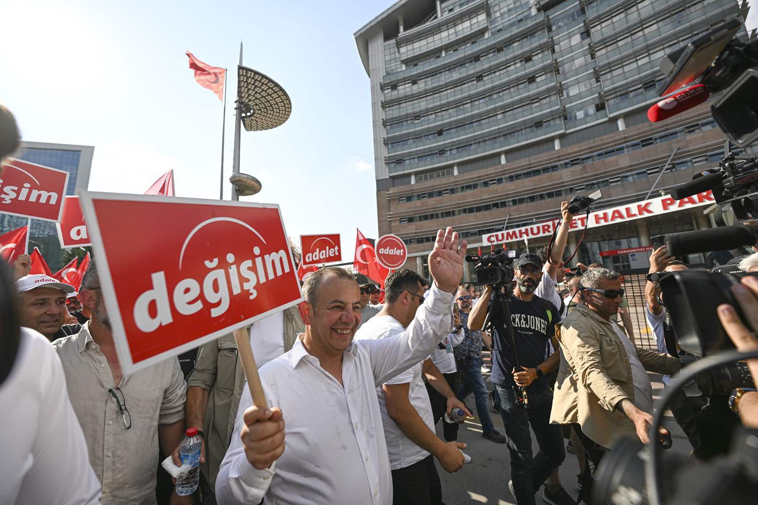 Tanju �zcan CHP ile k�pr�leri att�