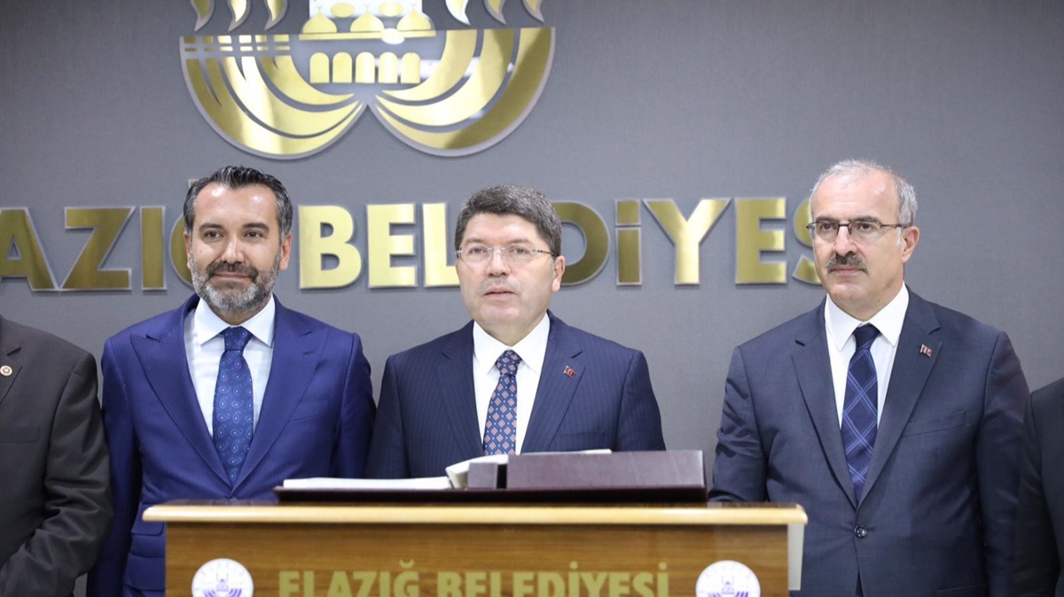 Adalet Bakanı Tunç, Sivrice depreminde evi yıkılan aileyi ziyaret etti