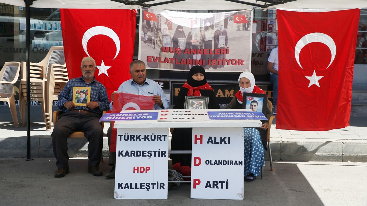 Muş'ta anneler evlatları için HDP önünde yaptıkları eylemi sürdürüyor