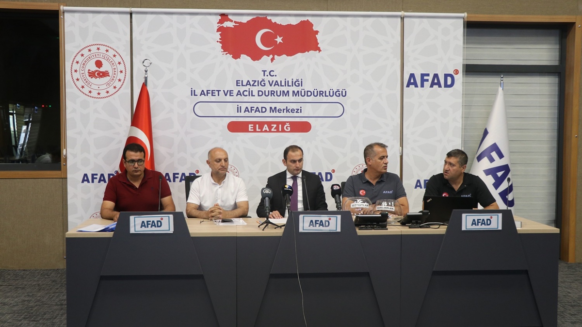 Elaz'da depremzede vatandalar iin konut kuras ekildi