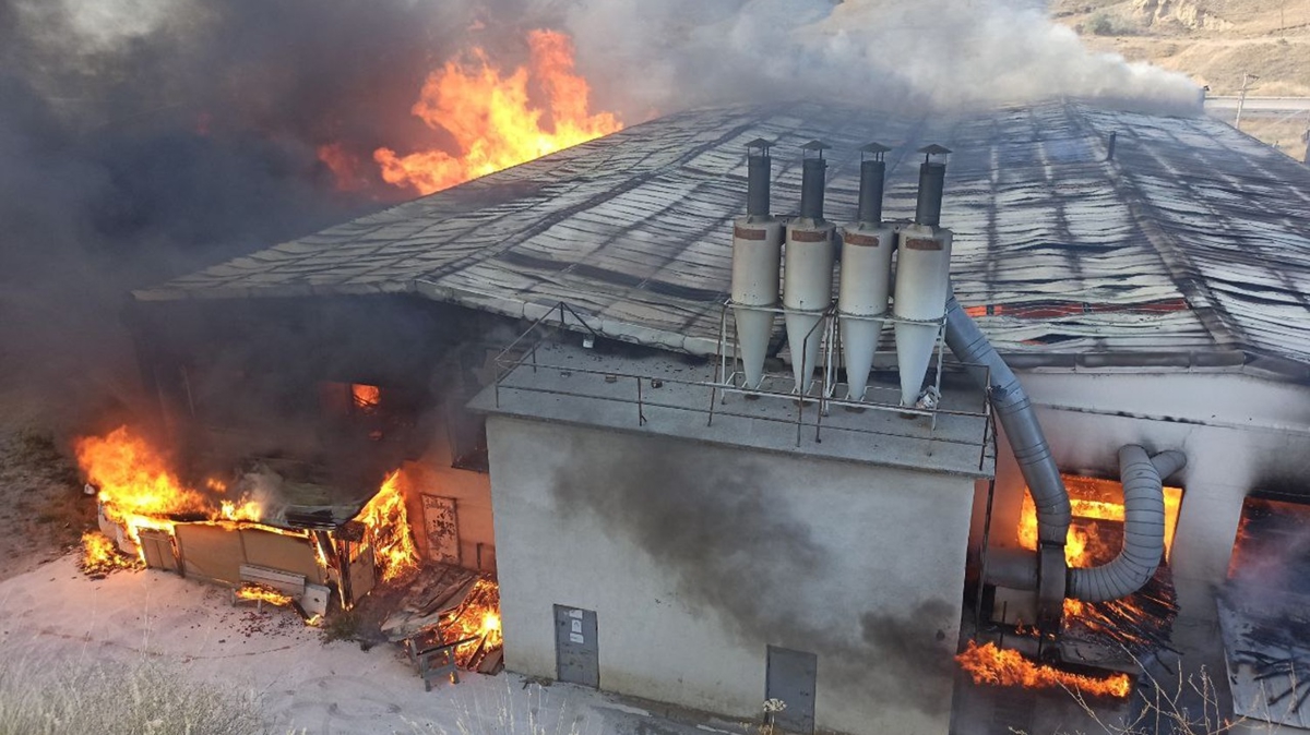 Kastamonu'da kapı fabrikası alev alev yanıyor