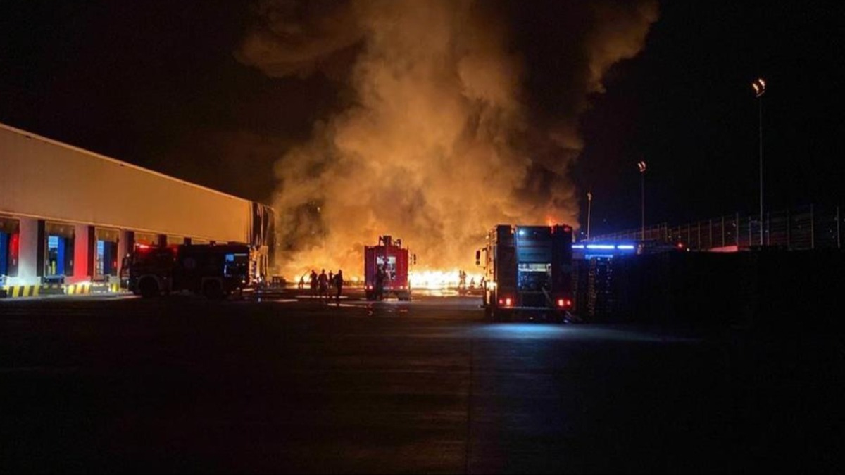 Kocaeli'de zincir market deposunda kan yangn sndrld