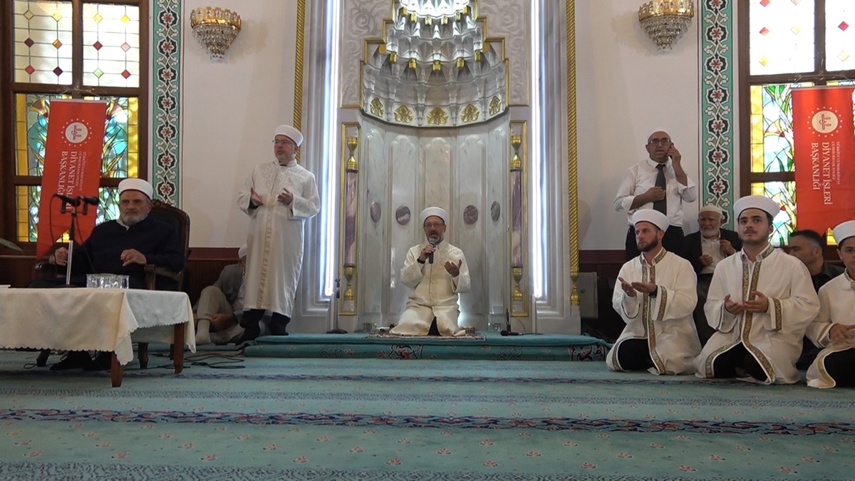 Yalova'da hafzlarn icazet belgelerini Diyanet leri Bakan Ali Erba verdi