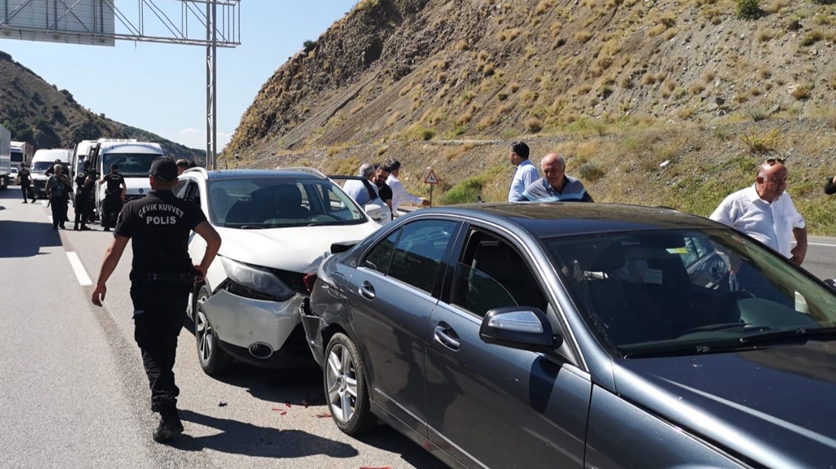 Kldarolu'nun konvoyunda zincirleme trafik kazas! Yarallar var