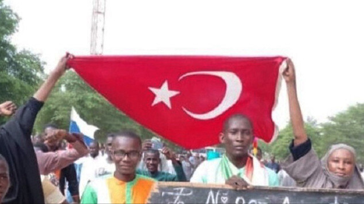 Dnya bunu konuuyor! Smrgecilie kar Trk bayra atlar