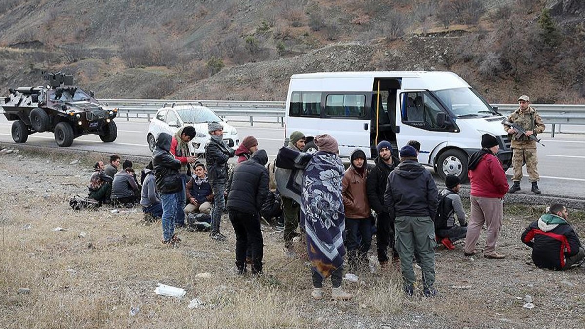 Konya'da dur ihtarına uymayan araçtan göçmenler çıktı