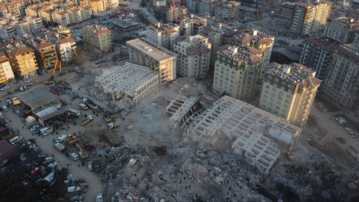 Asr�n felaketinde adeta mezar olan R�nesans Rezidans'�n son yap�lar� da y�k�ld�