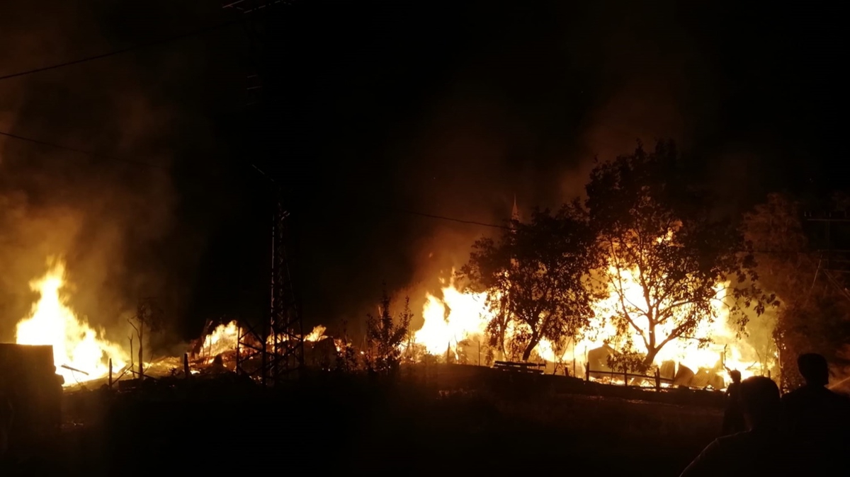 Kastamonu'da korkutan yangn! 7 ahap ev tututu