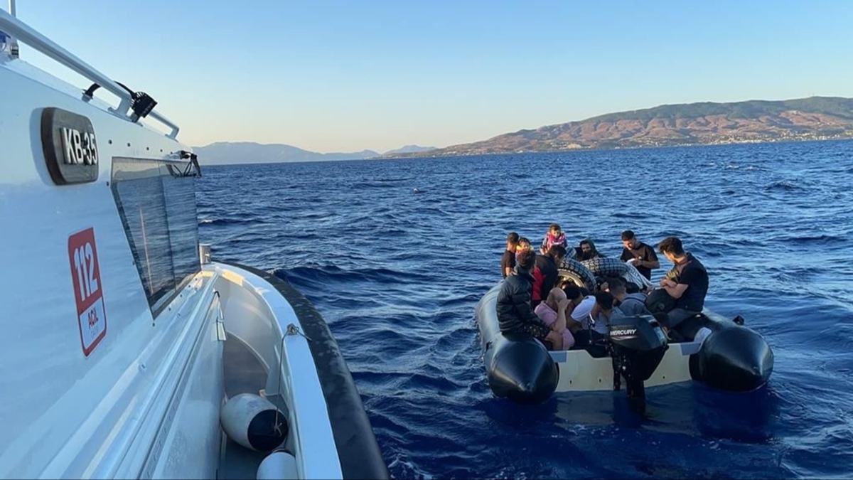 Muğla'da lastik bottan 38 göçmen kurtarıldı