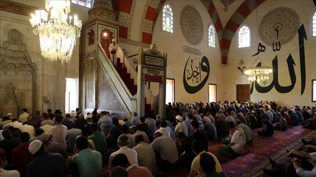 Cuma hutbesinde yklan komuluk ilikileri ve kopan akrabalk balarna dikkat ekildi