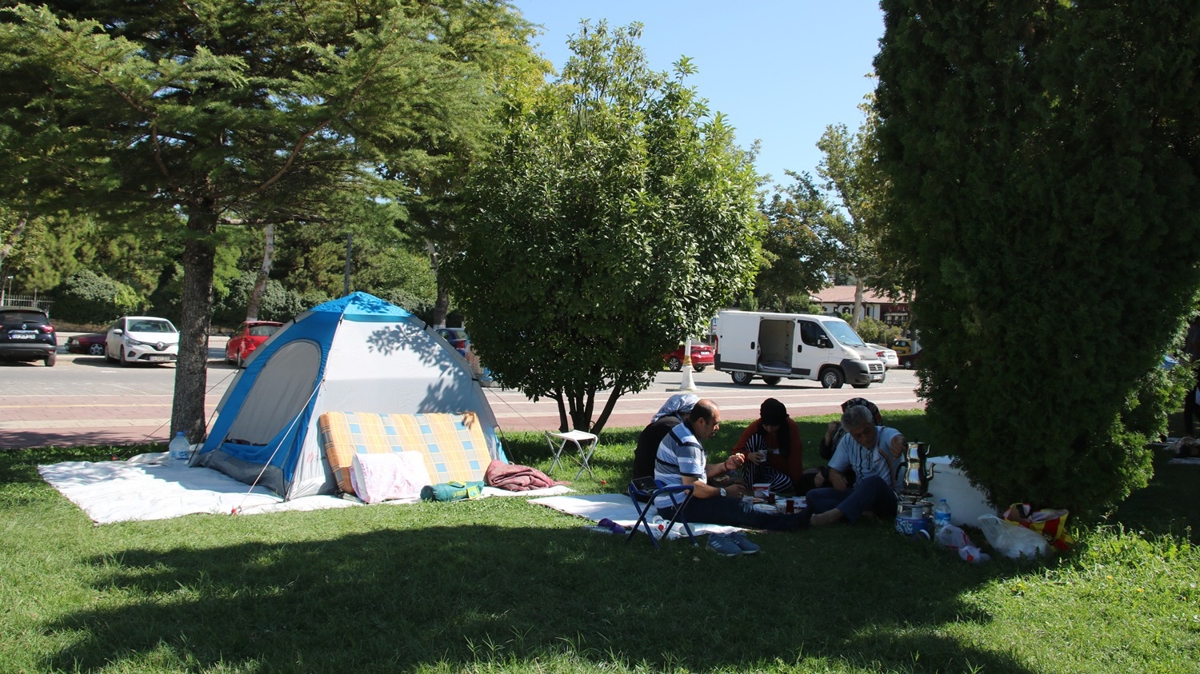 Malatya'da pe pee meydana gelen 3 depremin ardndan baz vatandalar parklarda sabahlad