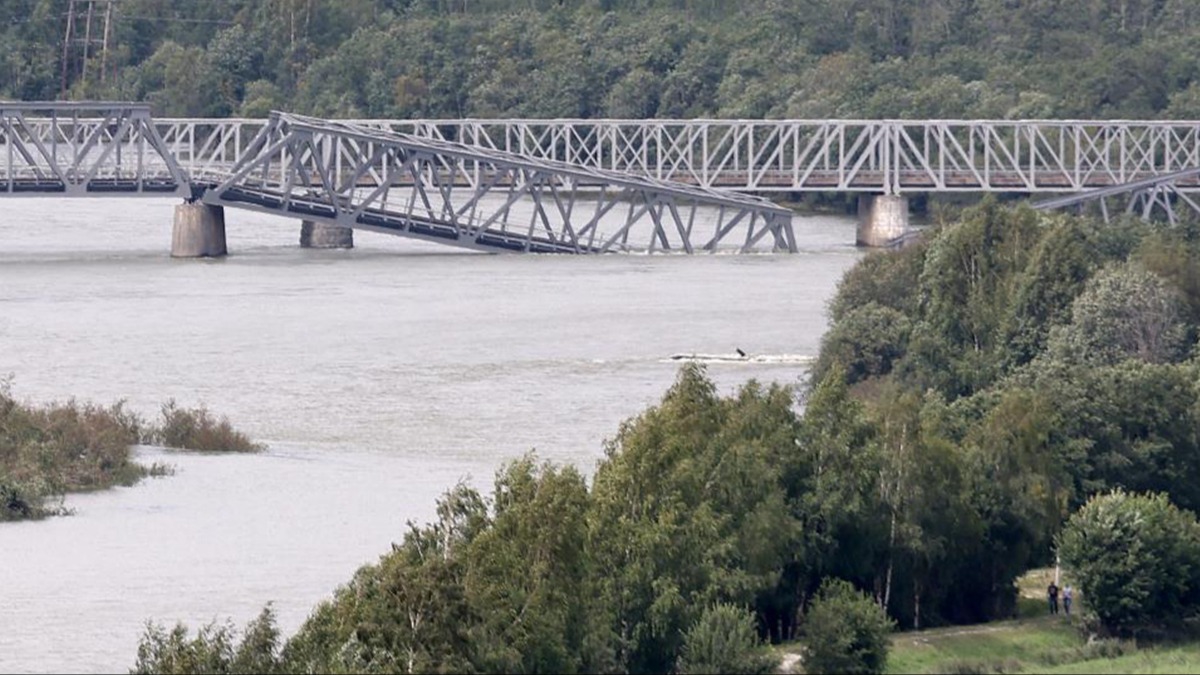 Norveç'te şiddetli yağışlar sebebiyle demir yolu köprüsü çöktü