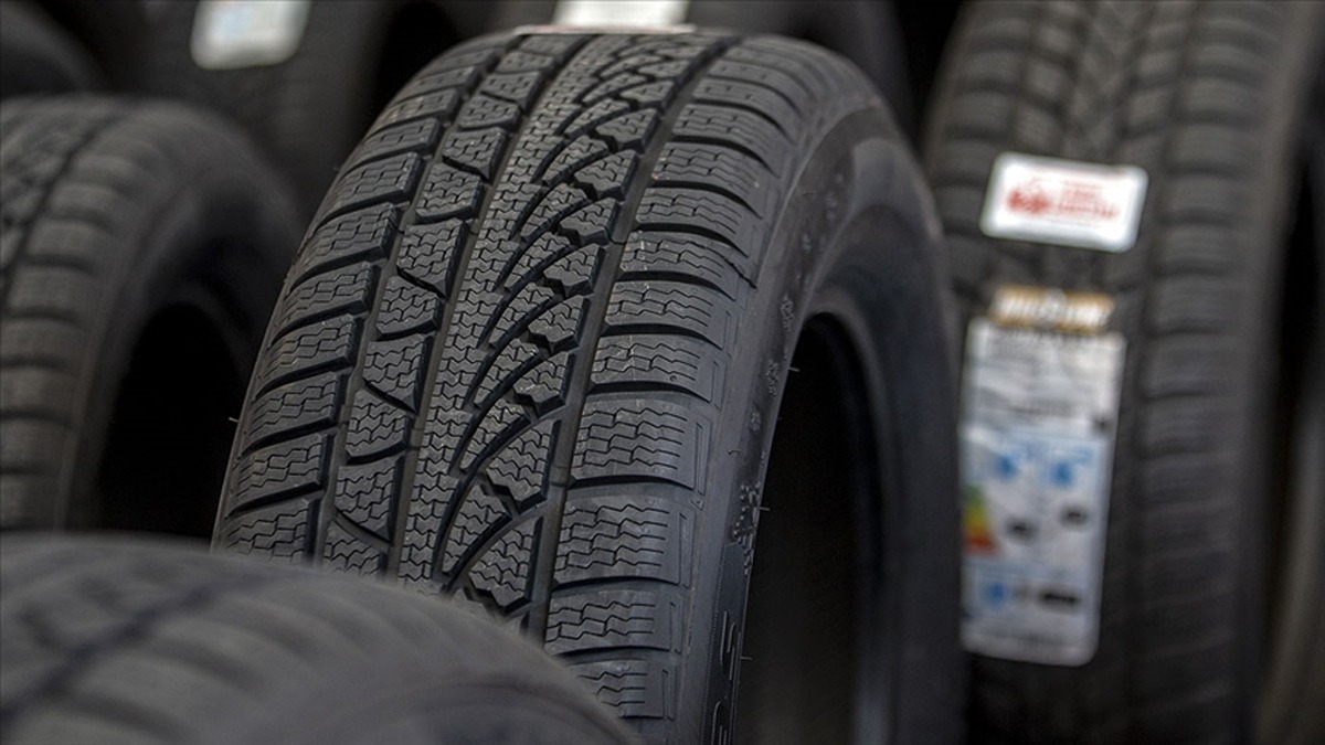 Kadıköy'de park halindeki lüks araçların lastikleri patlatıldı