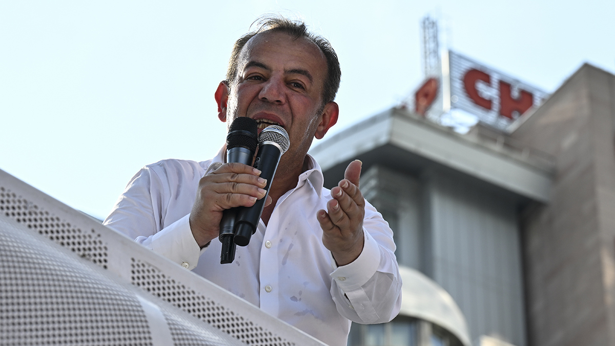 Tutars�z karar� sonras� �mamo�lu'na zor soru: Bayrak m� a�t�n�z, geri ad�m m� att�n�z?