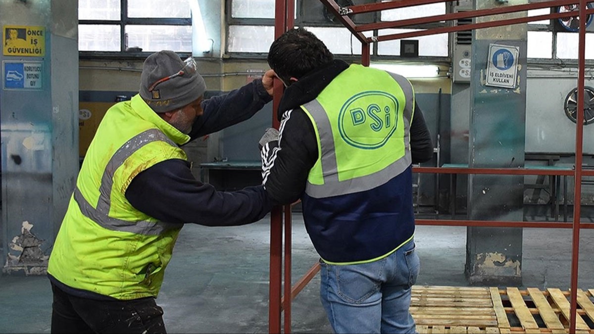 DSİ Adıyaman'da afetzedelerin su ihtiyacını karşılamak için çalışıyor