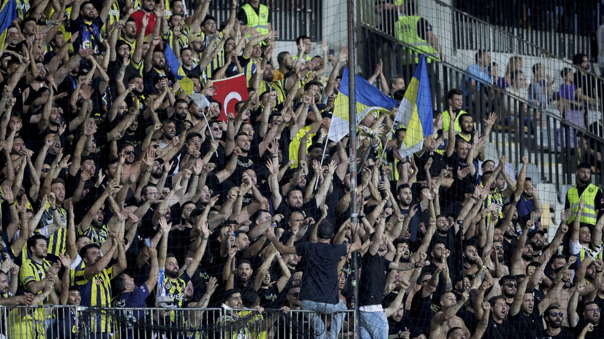 Maribor-Fenerbahe karlamas tribnde kan olaylar nedeniyle durduruldu