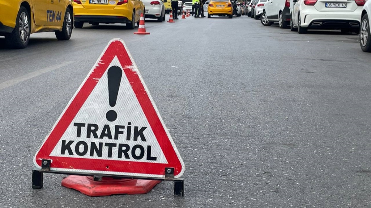 Kadky'de yayalara yol vermeyen srclere ceza