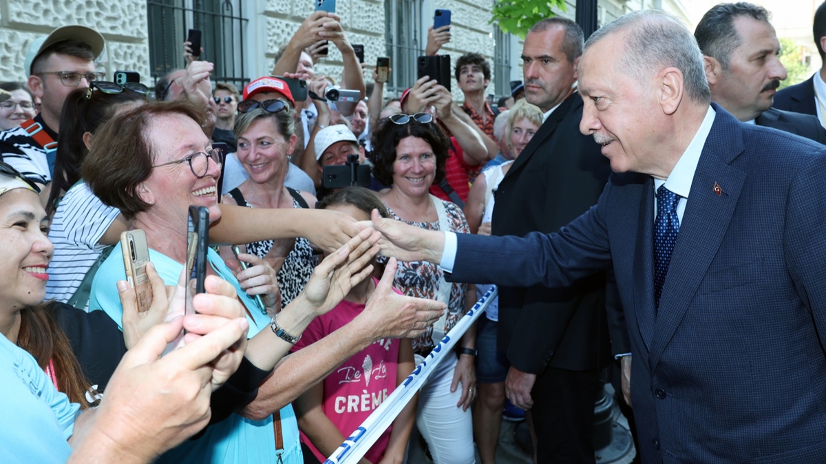 Cumhurbakan Erdoan'a Budapete'de sevgi seli