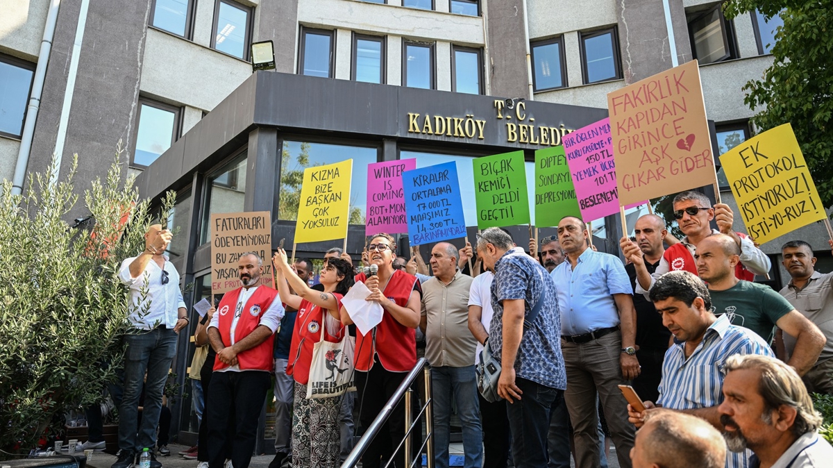 Kadky Belediyesi iileri taleplerinin karlanmas iin yarm gnlk i brakma eylemi yapt