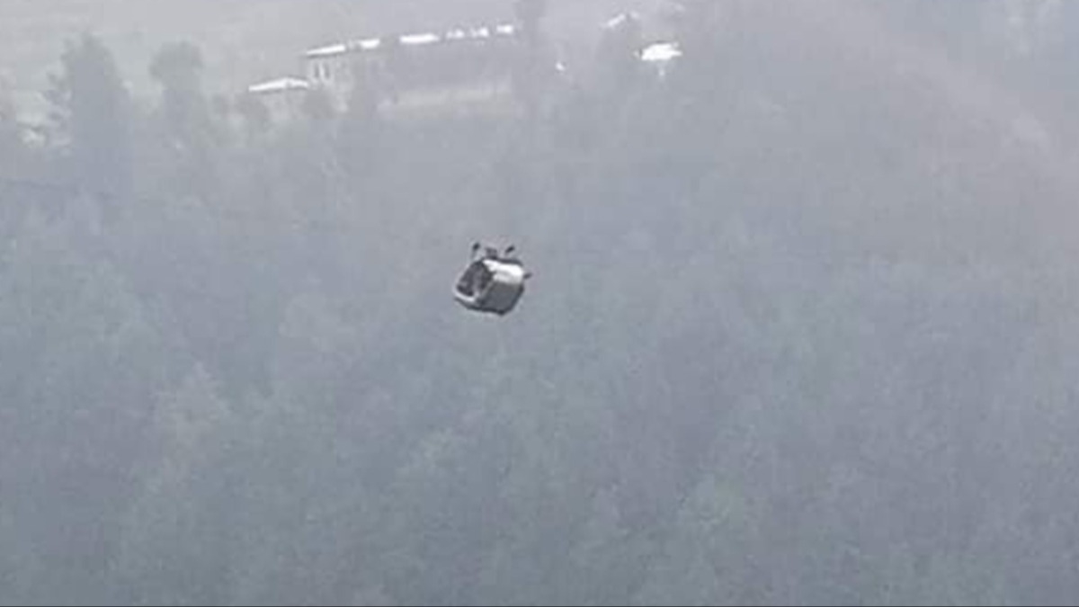 Pakistan'da 914 metre ykseklikteki teleferikte mahsur kalan 8 kii kurtarld