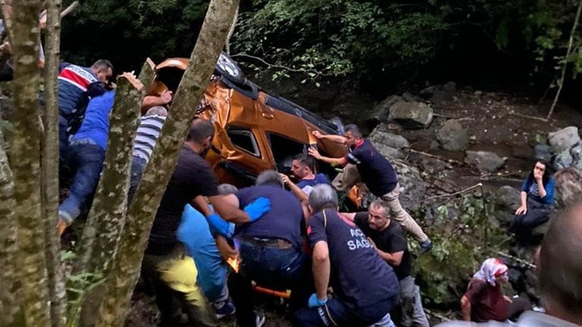 Giresun'da kontrolden çıkan araç uçuruma yuvarlandı: 1 ölü, 4 yaralı