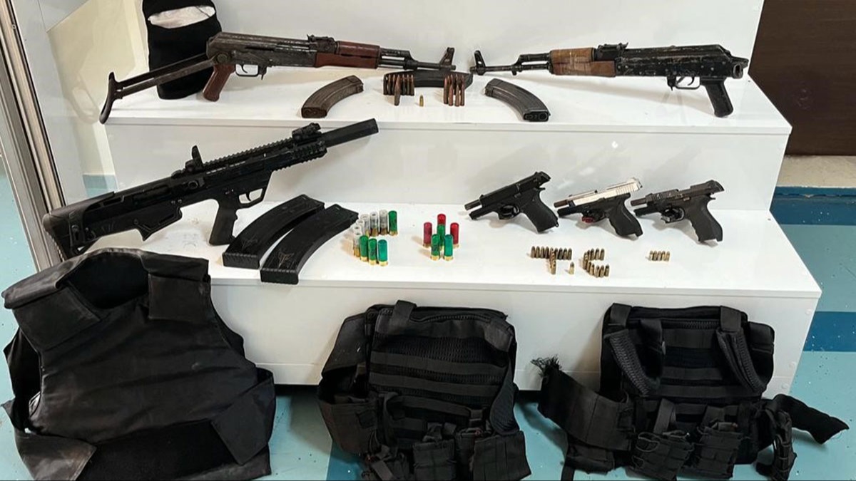 Adana'da ihbar üzerine gidilen adreste 6 ruhsatsız silah ve 3 çelik yelek ele geçirildi 