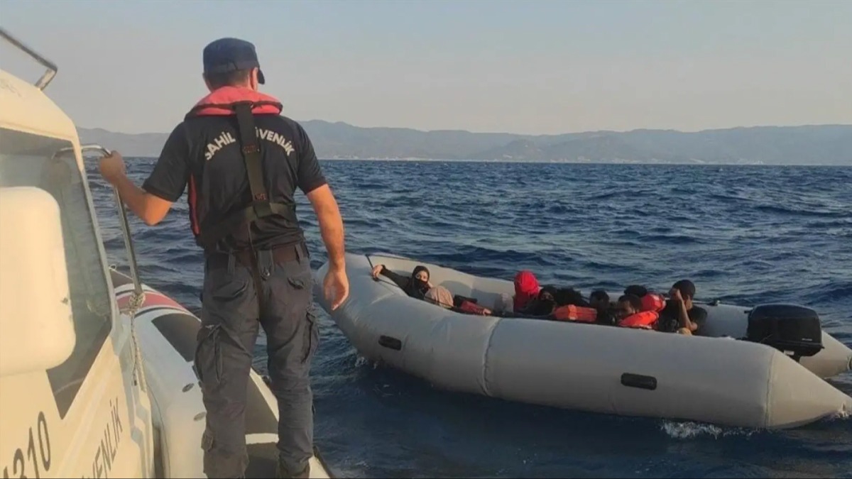 Lastik botları arızalanan düzensiz göçmenler kurtarıldı 