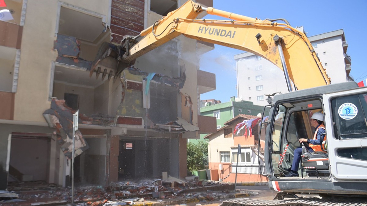 Tuzla'da iki riskli bana daha kentsel dönüşüm kapsamında yıkıldı