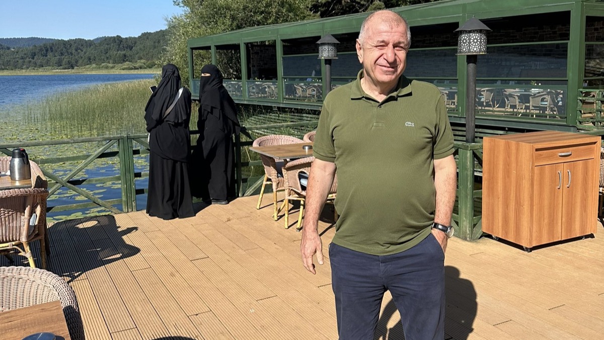 Provokatr mit zda yine sahnede! Arkasndaki arafl kadnlar hedef gsterdi