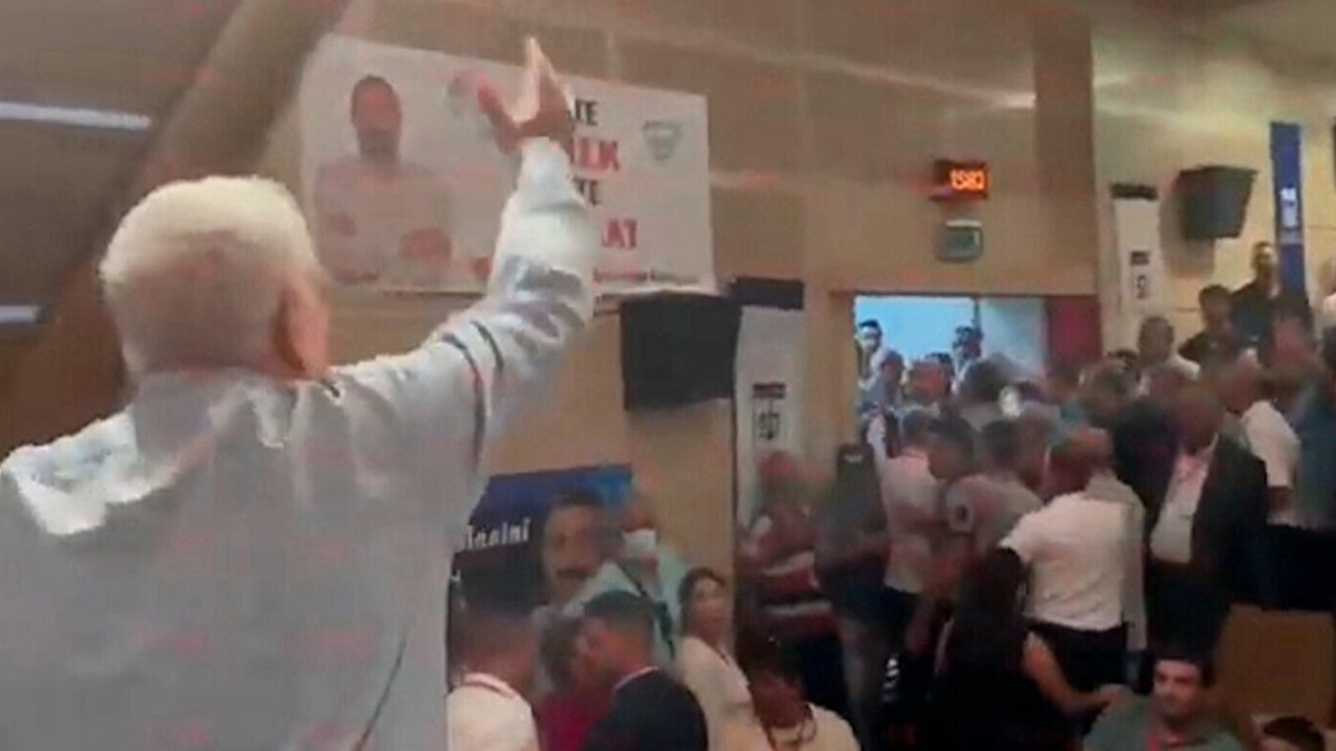 CHP'de sıradan kongre: Küfür edip yumruk yumruğa kavga ettiler 