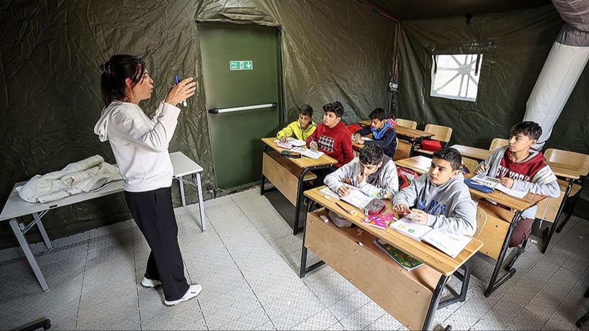 Hatay'n  ilesinde depremzede rencilere kitap v kyafet hediye edildi