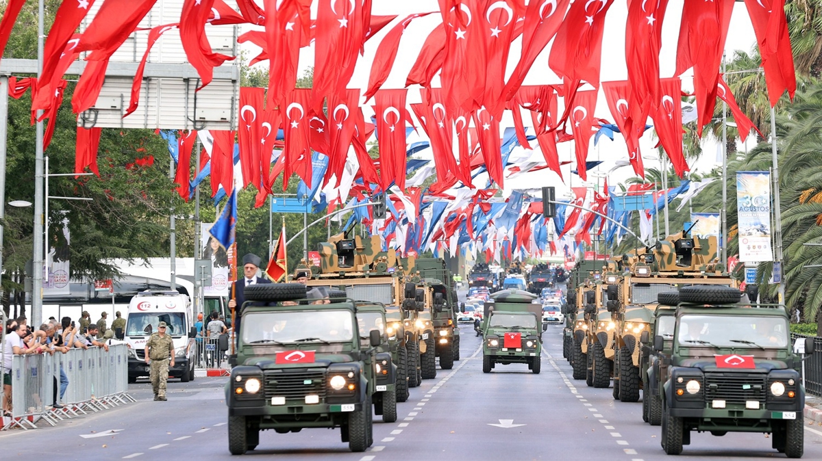 Vatan Caddesi 30 Ağustos provalarının yapılmasının ardından yeniden trafiğe açıldı