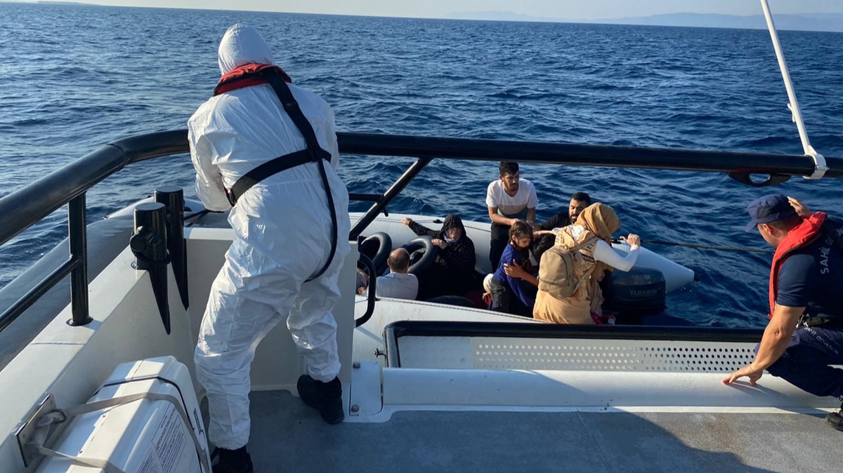 Yunanistan unsurlarınca Türk kara sularına itilen 19 düzensiz göçmen kurtarıldı
