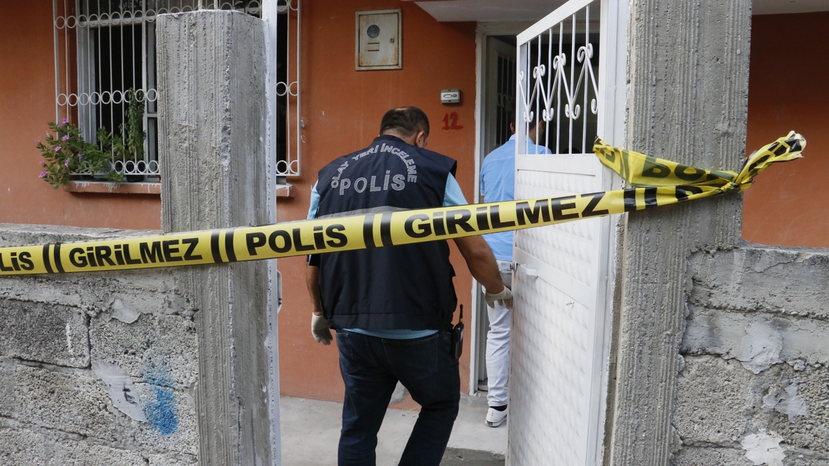 76 yaşındaki yaşlı adam karısını öldürüp adliyeye teslim oldu