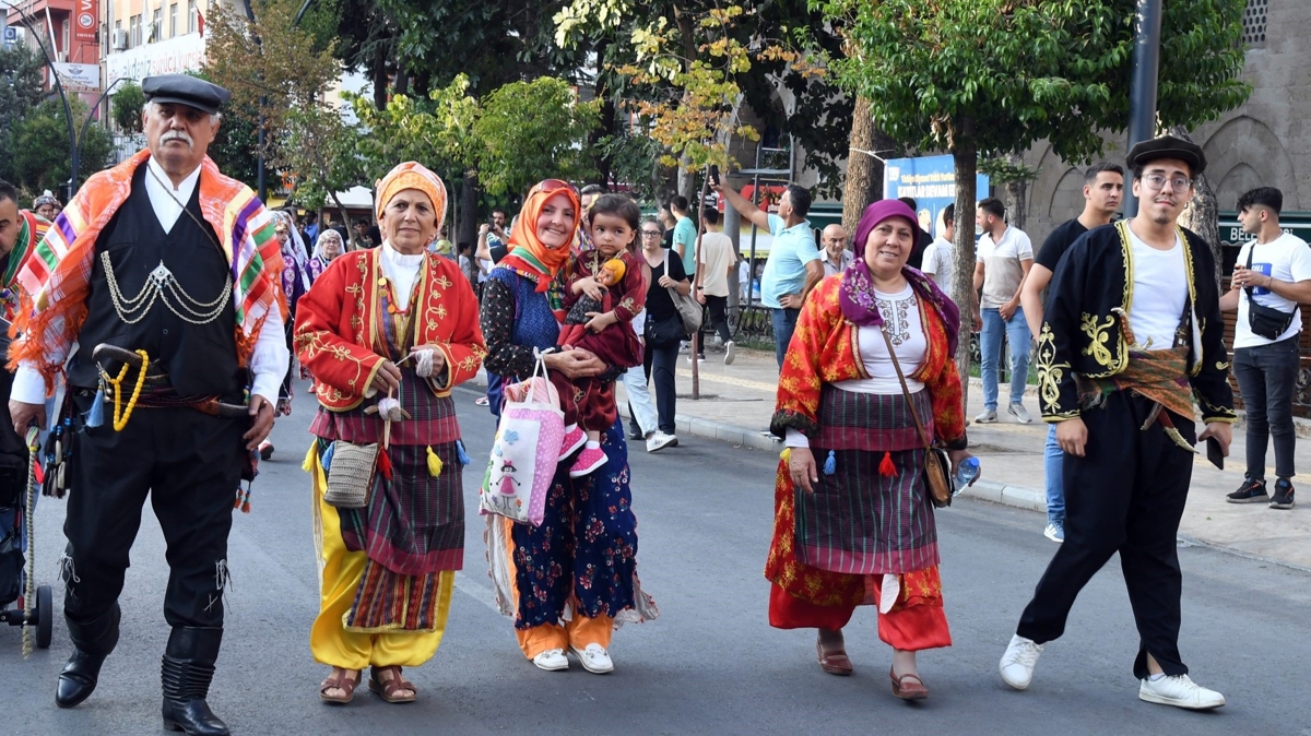 Isparta'da Yrkler ehir merkezinde temsili g dzenledi