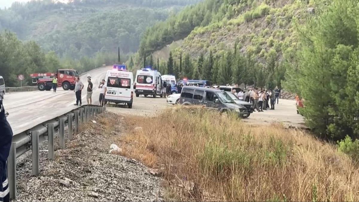Orman yangnna giden arazz ile 2 otomobil arpt: l ve yarallar var