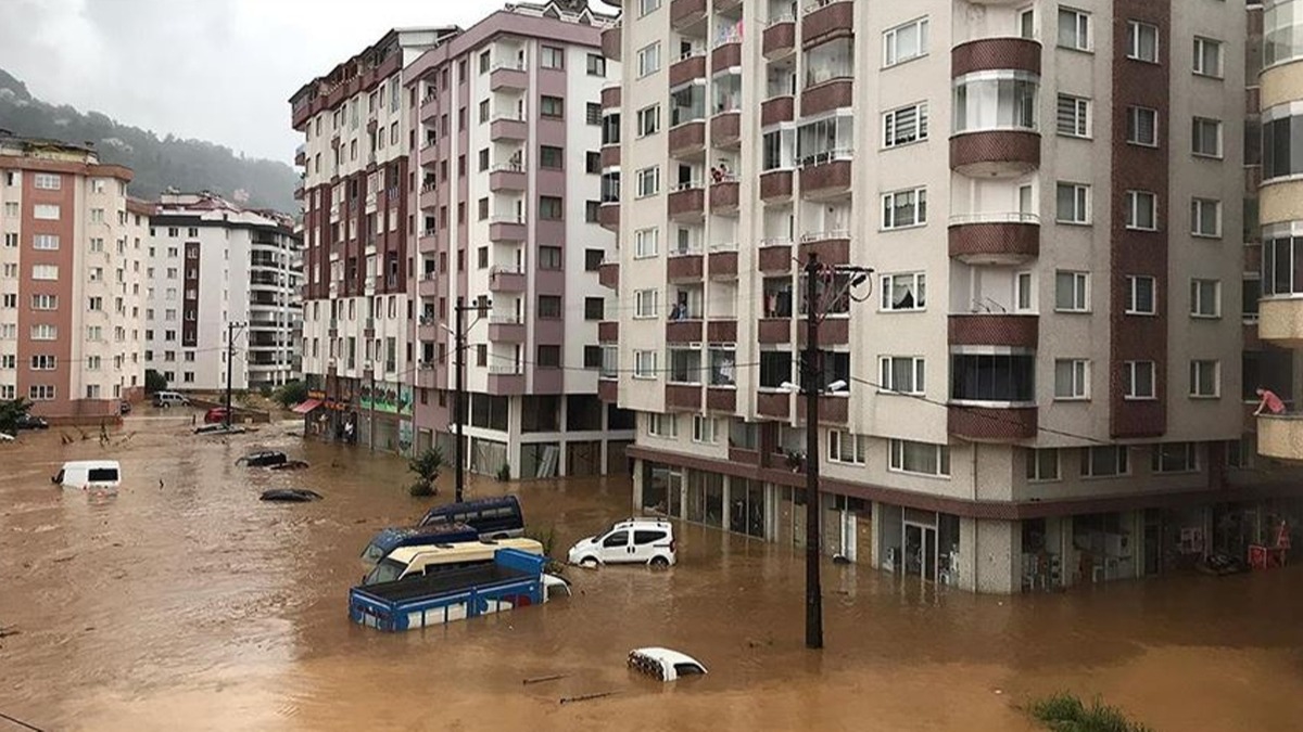 Rize'de iddetli yalarn ardndan 39 konutun nakline karar verildi 