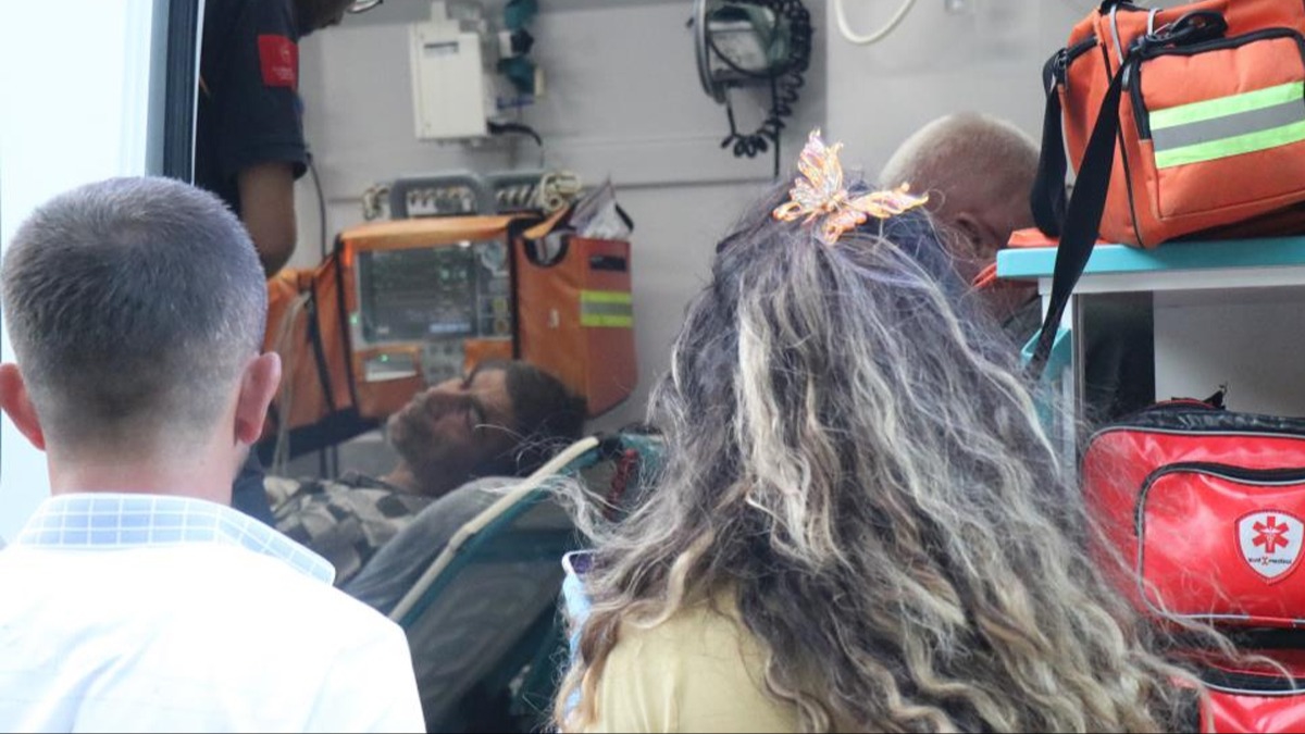 Sakarya'da traktr devrildi: 13 kii yaraland