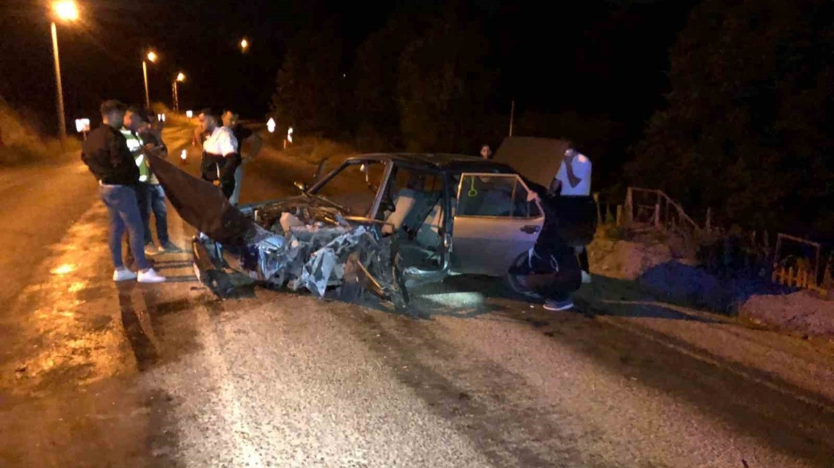 ankr'da iki otomobil kafa kafaya arpt: ok sayda yaral var