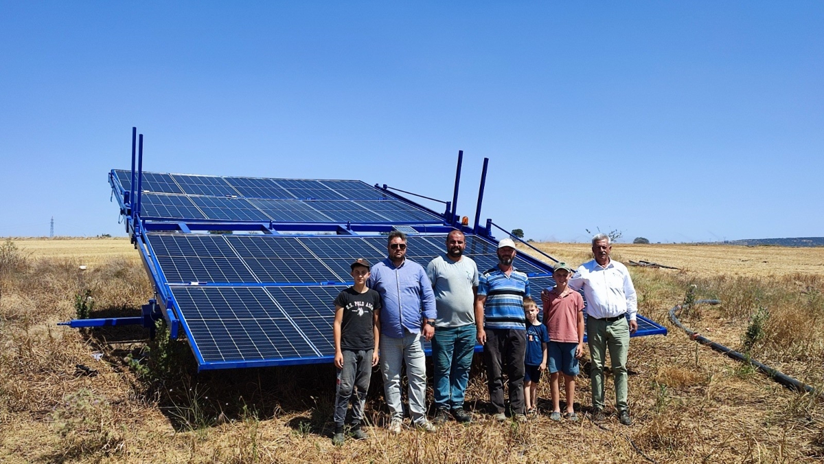 Edirne'de bir çiftçi tarlasını sulamak için taşınabilir güneş enerjisi sistemi kullanıyor