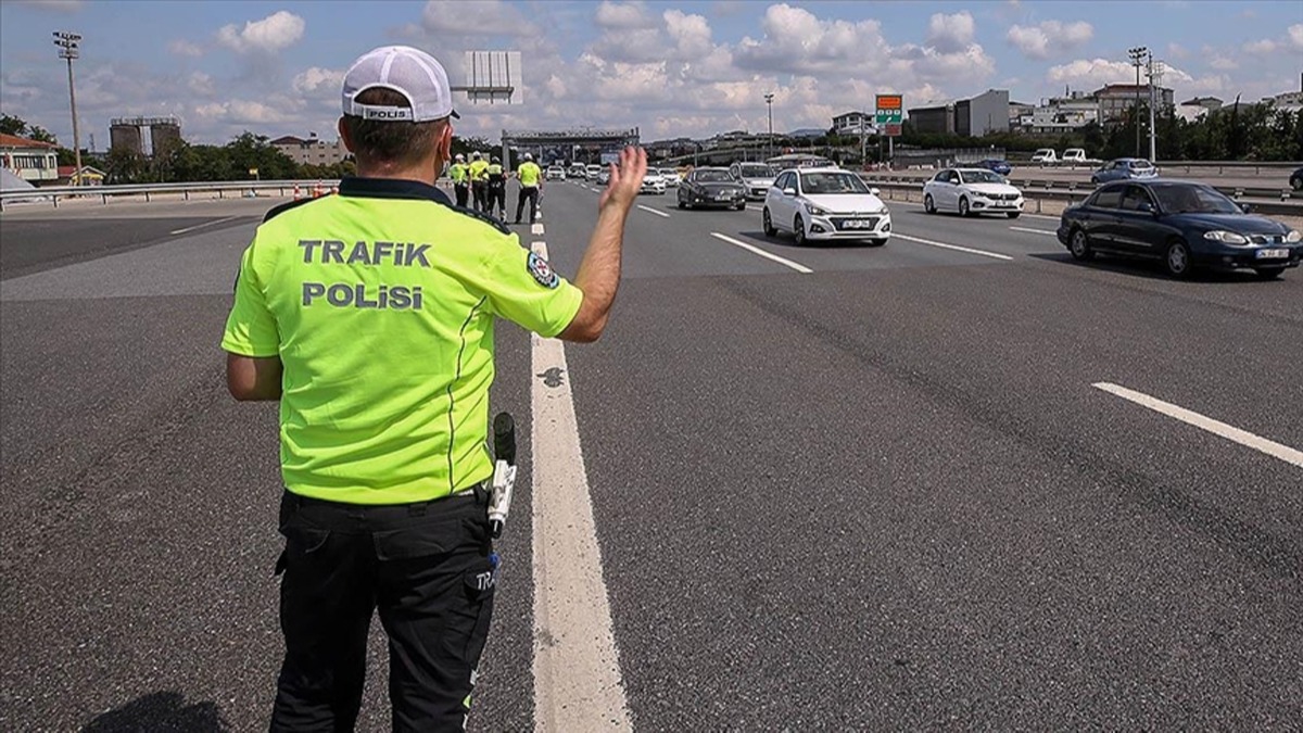 stanbul'da baz yollar sabahn erken saatlerinde ara giriine kapatld