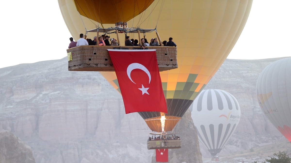 Scak hava balonlar Trk bayraklaryla havaland