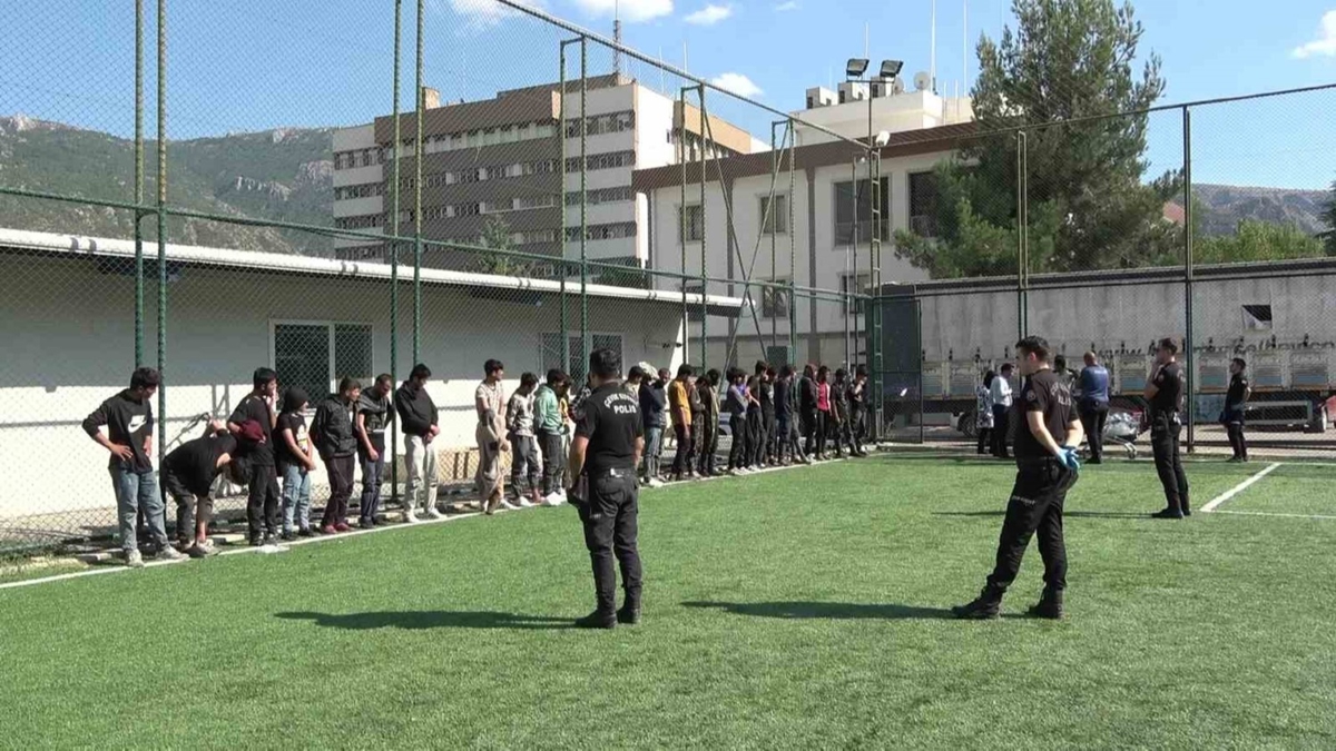 Polisin durdurduğu tırdan 39 göçmen çıktı 