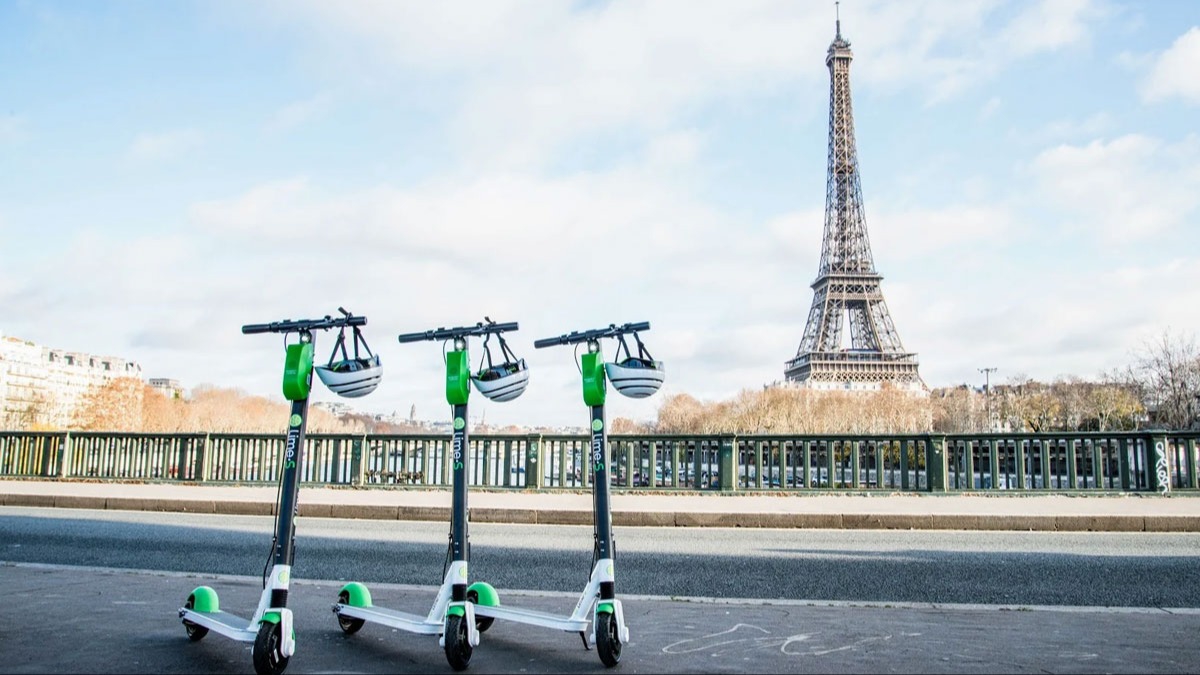 Paris'te referandum sonucu sokaklarda yer alan elektrikli scooterlar kaldrld