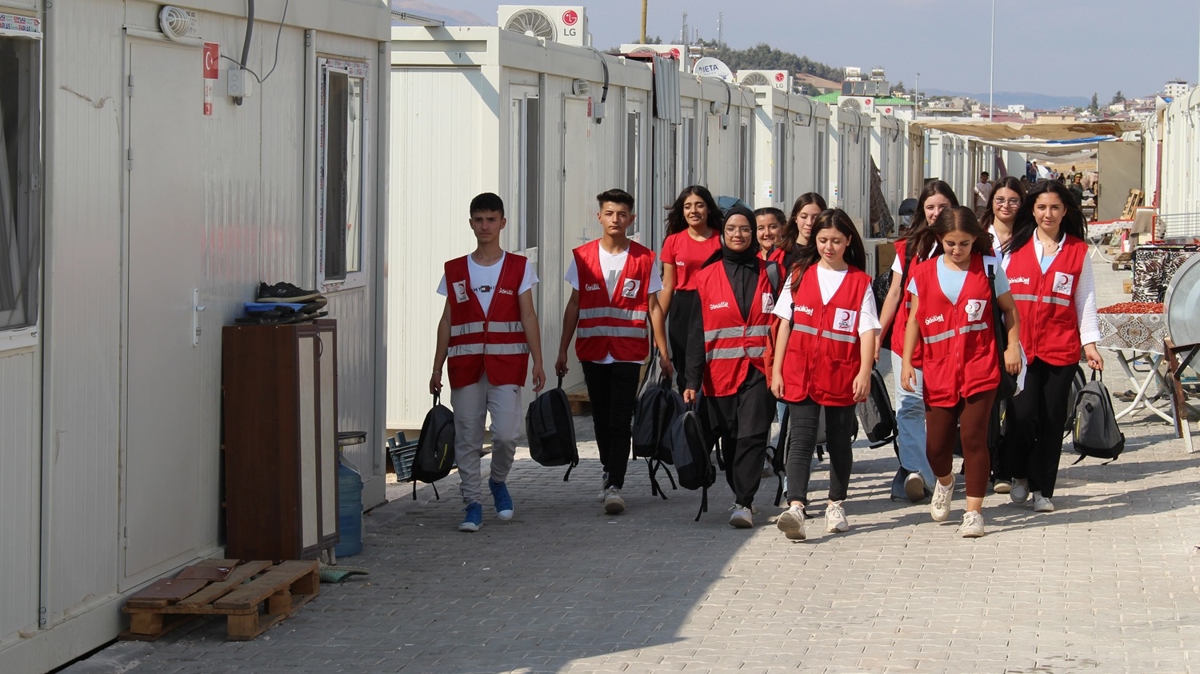Türk Kızılay Pazarcık'ta depremzede çocuklara kırtasiye seti dağıttı 