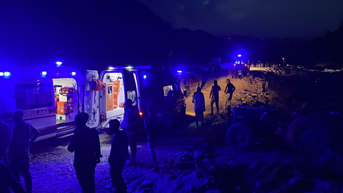 Dzce'de tarm iilerini tayan traktr rmorku devrildi! 16 yaral