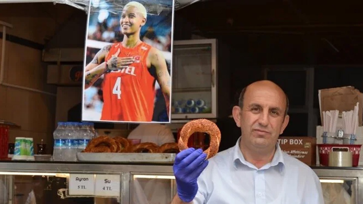 Ktahya'daki frnda Melissa Vargas'a nazar demesin diye simit datld