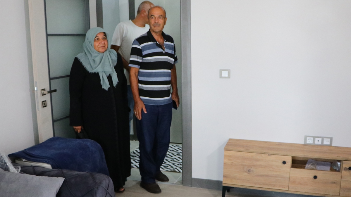 Adana'da depremzede aile örnek TOKİ konutunu gezdi